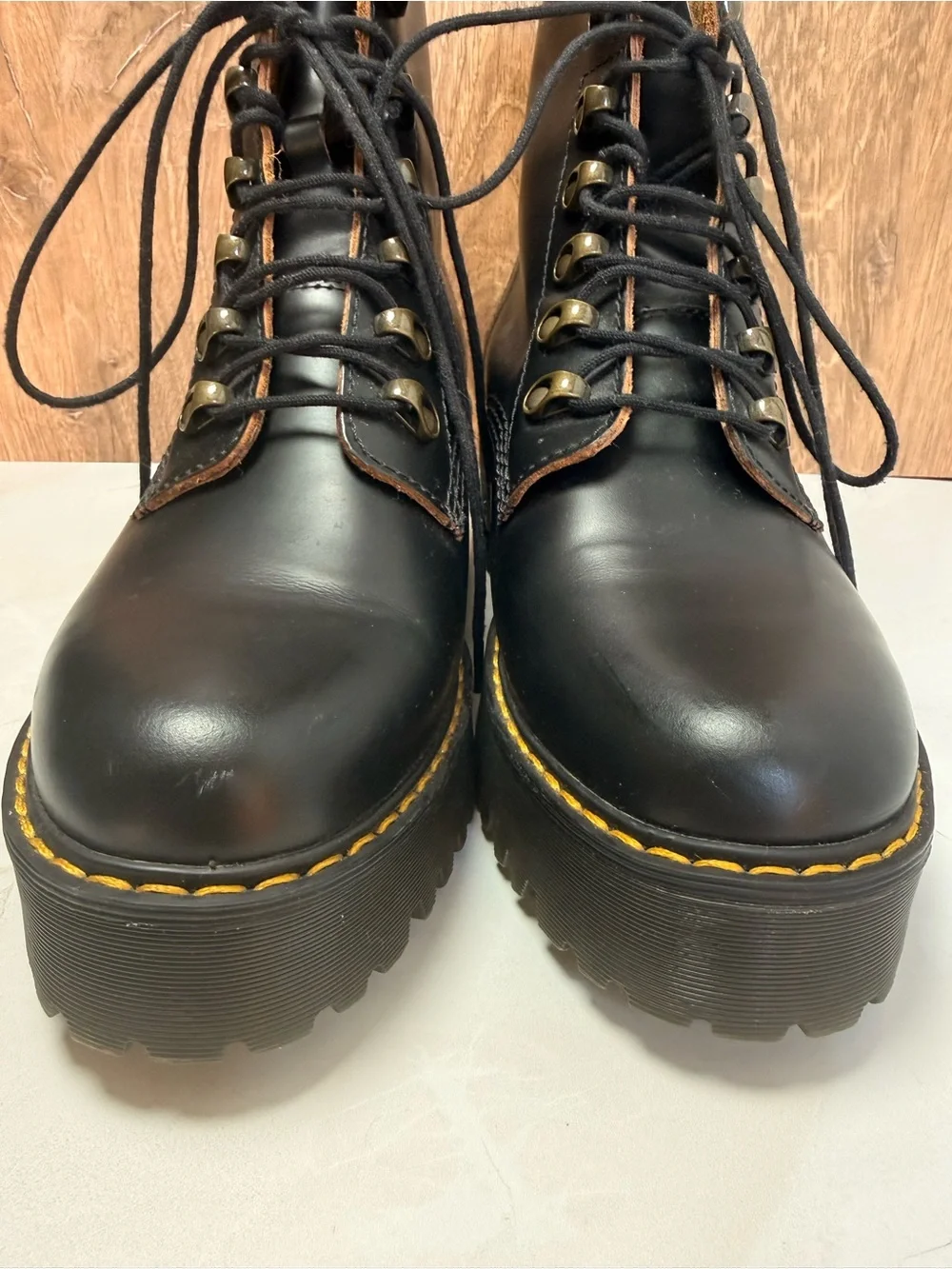 Dr. Martens Women's Leona Platform Boot US Size 9 EU41 - Picture 3 of 4